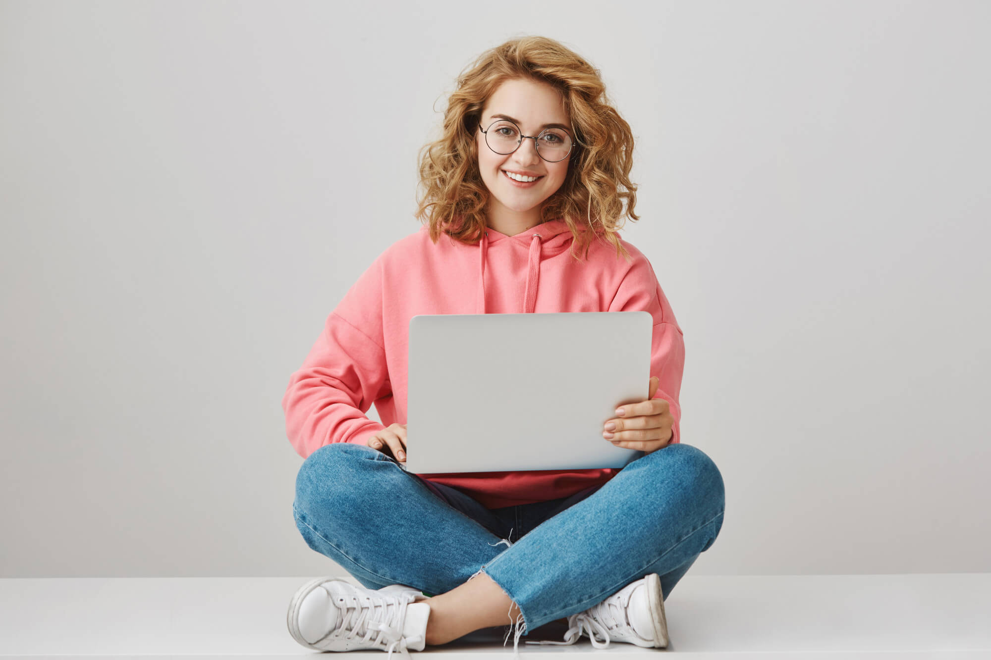 woman-sitting-with-laptop