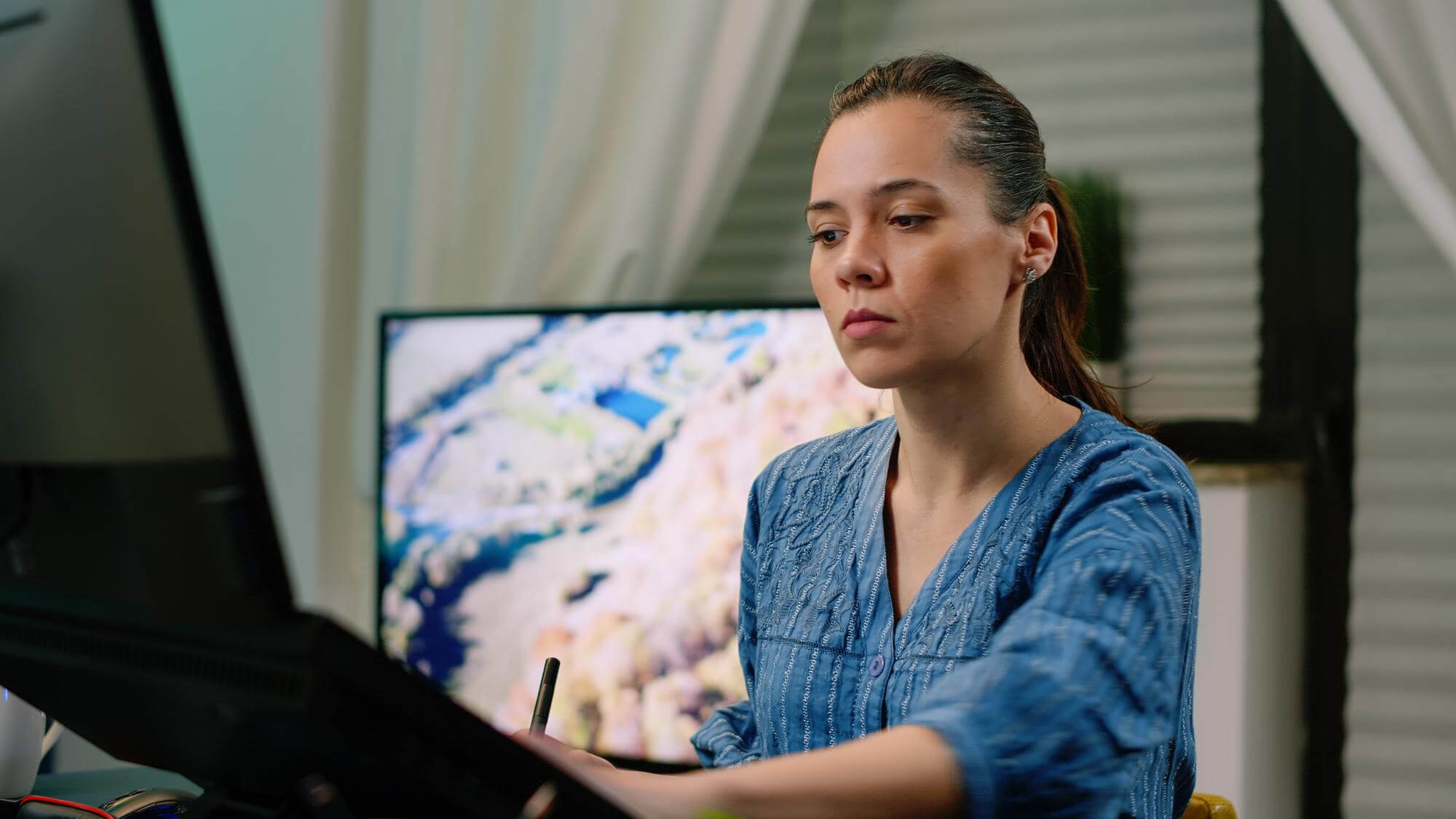 woman-looking-on-map-on-screen